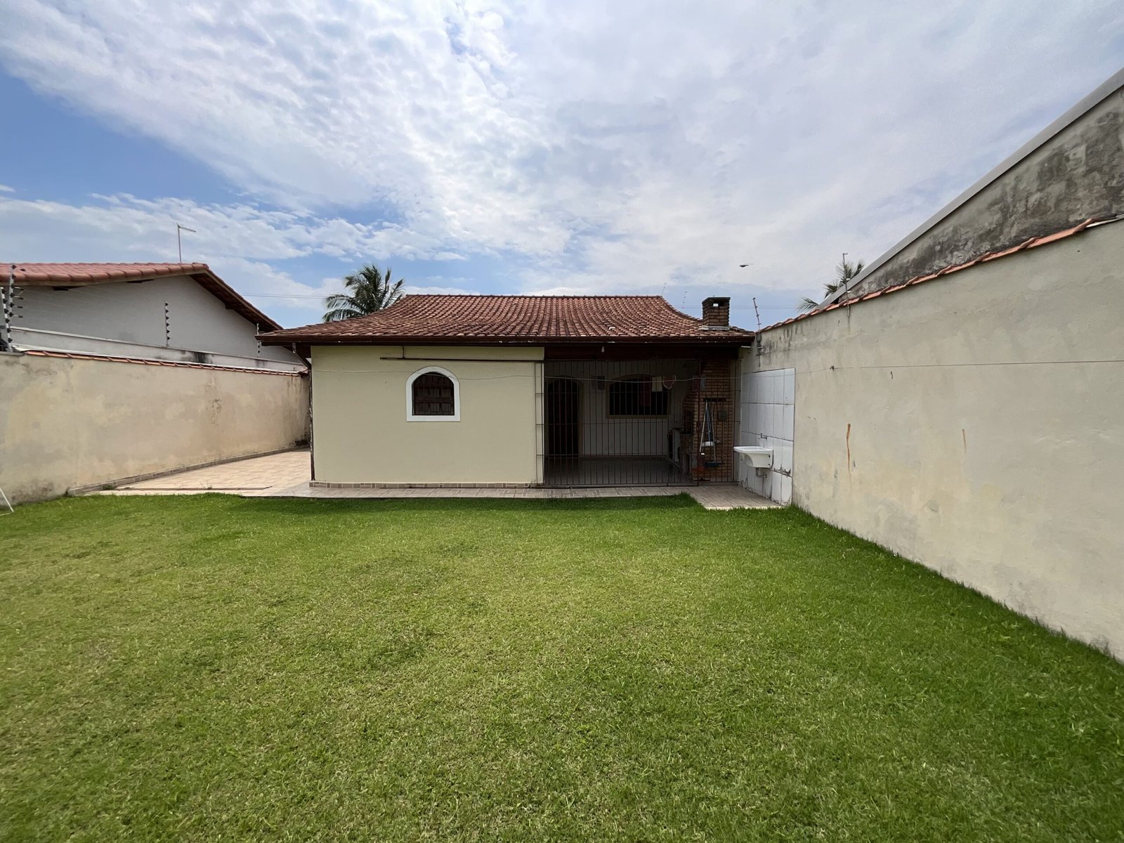 Okena Arquitetura por Mauricio Meggiolaro - Caraguatatuba - SP pensa num quintal generoso